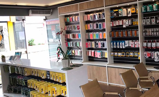 Painel e bancada de acessórios homologados Phone Express Centro Indaiatuba